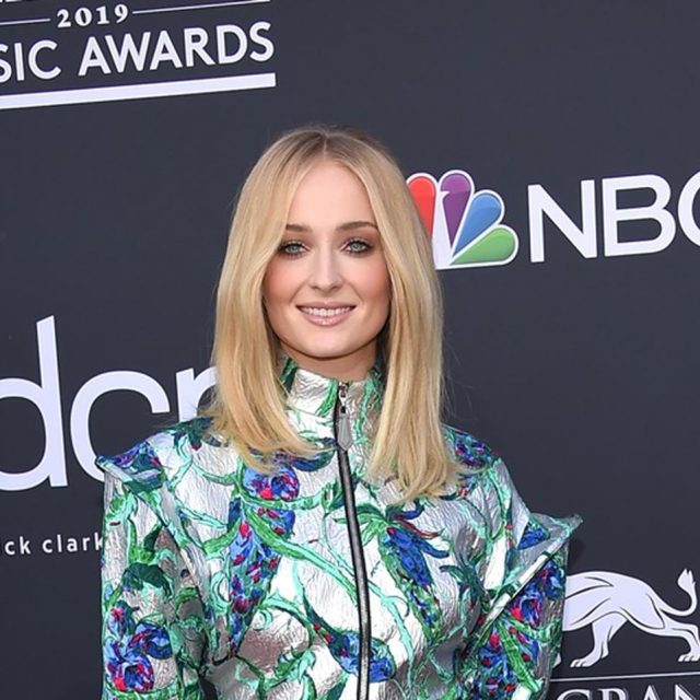 ソフィー・ターナー、婚約者とは別の男性とレッドカーペットに登場【ビルボード2019】