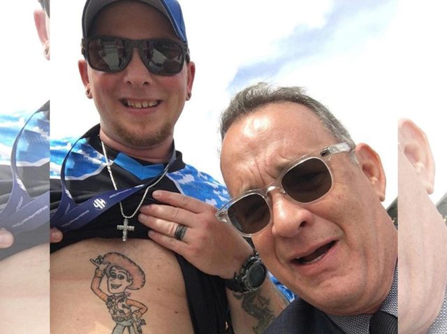 トム・ハンクス、『トイ・ストーリー』ウッディのタトゥー入れた男性と遭遇