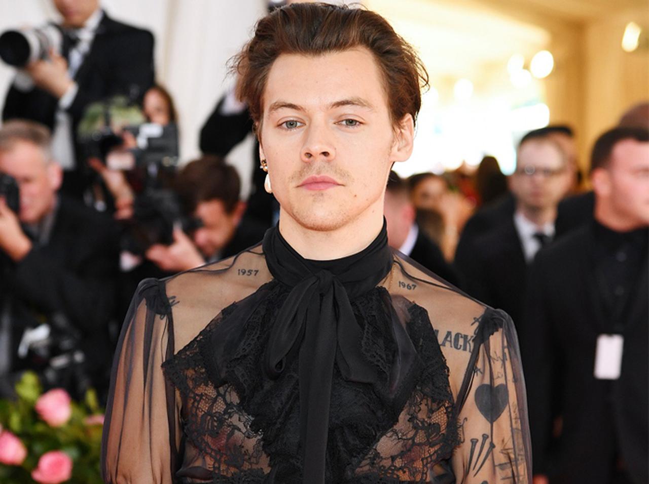 ハリー・スタイルズ、乳首も透ける「ジェンダーレス・ルック」を着こなす【メットガラ2019】