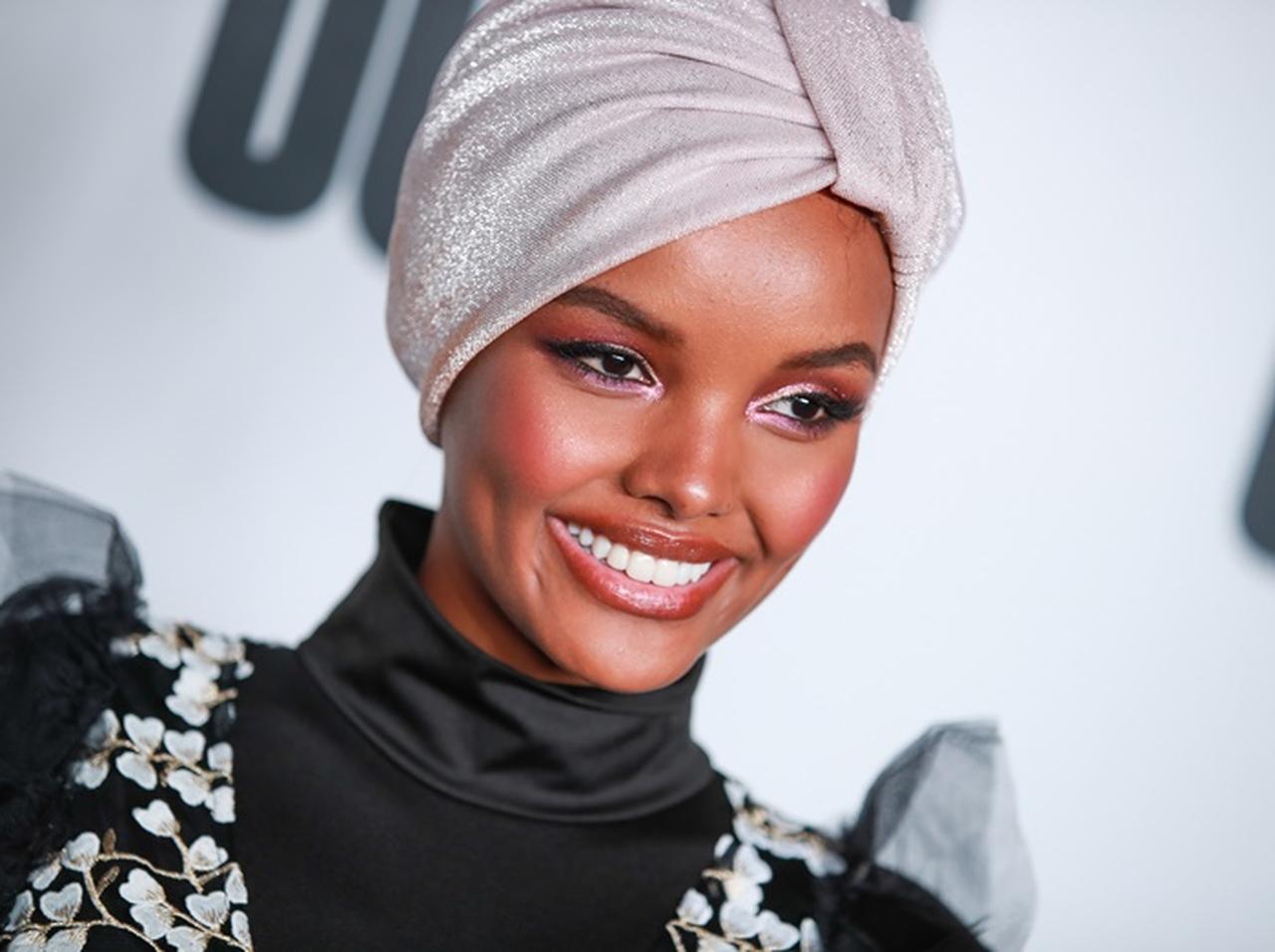 ヒジャブを被ったモデル、人気水着号で史上初の快挙を遂げる