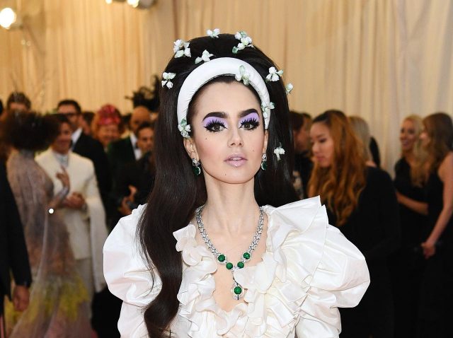 リリー・コリンズがメットガラで着用、カルティエのネックレスの「防犯対策」が凄すぎる