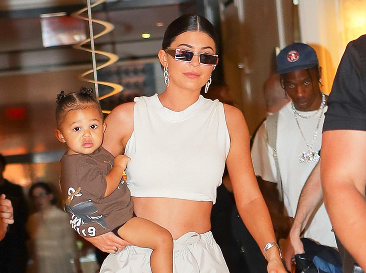 カイリー・ジェンナー、愛娘にちなんだタトゥーを体に刻む