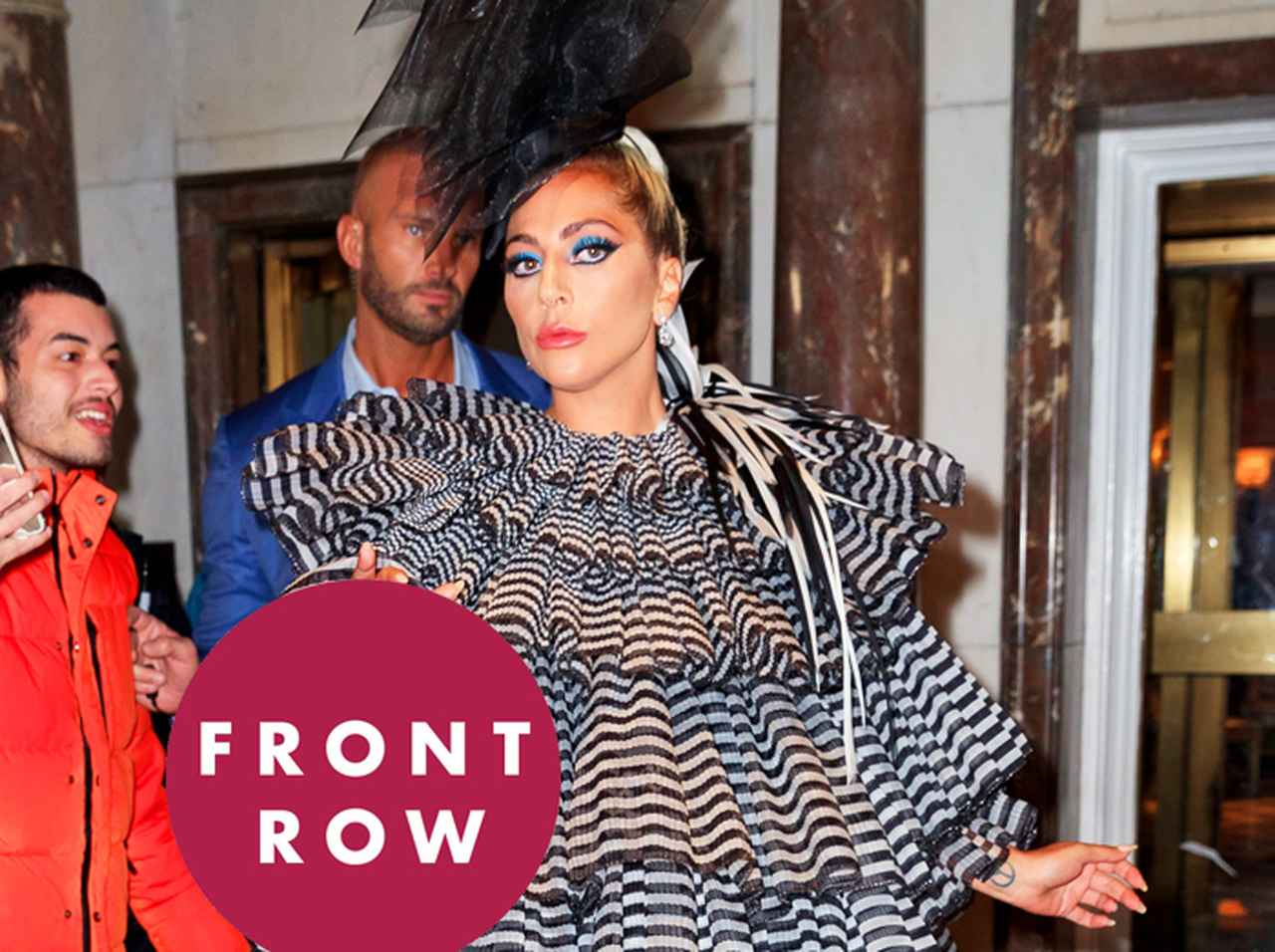 レディー・ガガ、メットガラ前夜祭に「何も入らないバッグ」を持参