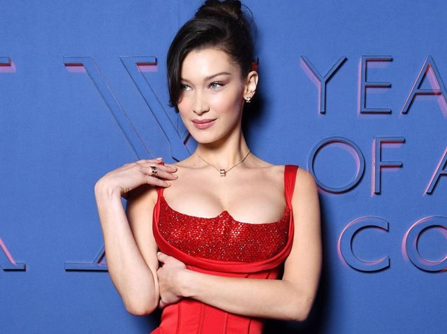 ベラ・ハディッド、あの「女性インフルエンサー」と熱烈キス