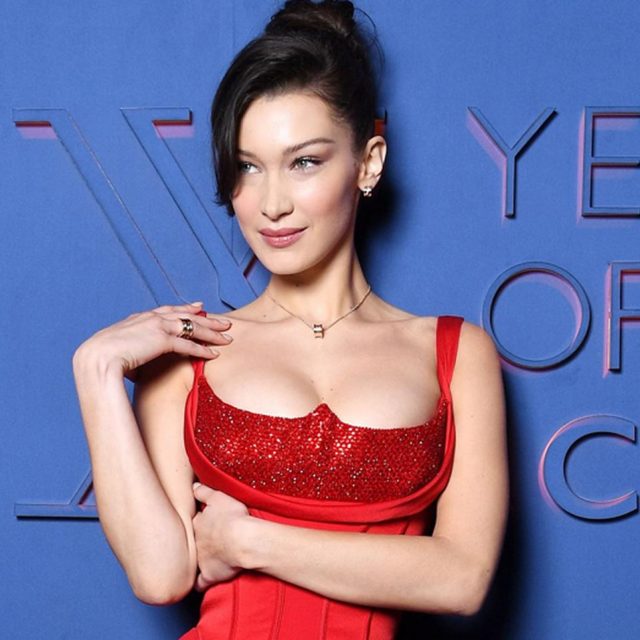 ベラ・ハディッド、あの「女性インフルエンサー」と熱烈キス