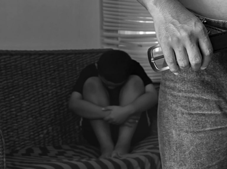 元小学校教師が7歳少年を性的いたずら、逮捕後に「殺し屋」を雇う