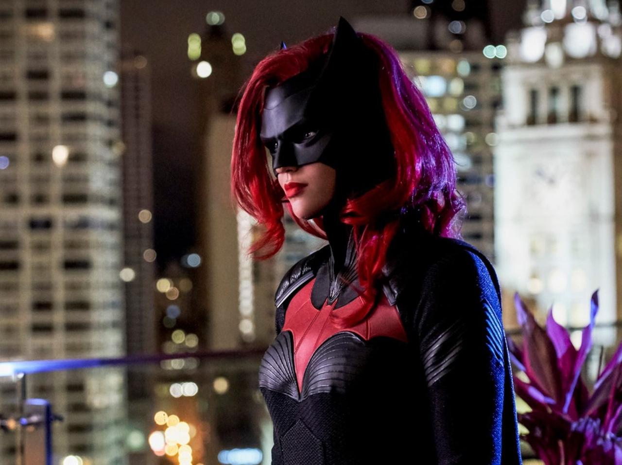 DC初のLGBTQ主人公!『バットウーマン』でルビー・ローズが恋人女性と熱烈キス