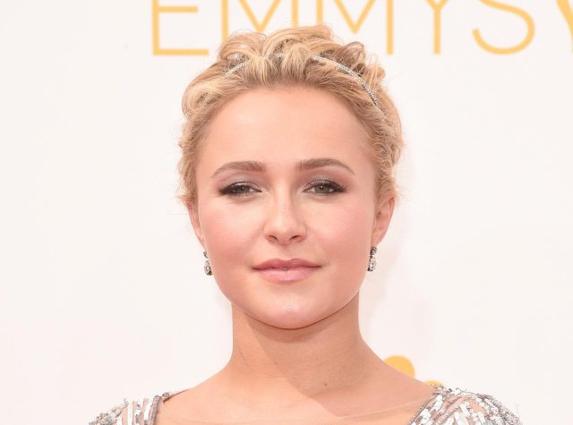 ヘイデン・パネッティーアのDV彼氏に接近禁止命令、顔殴る