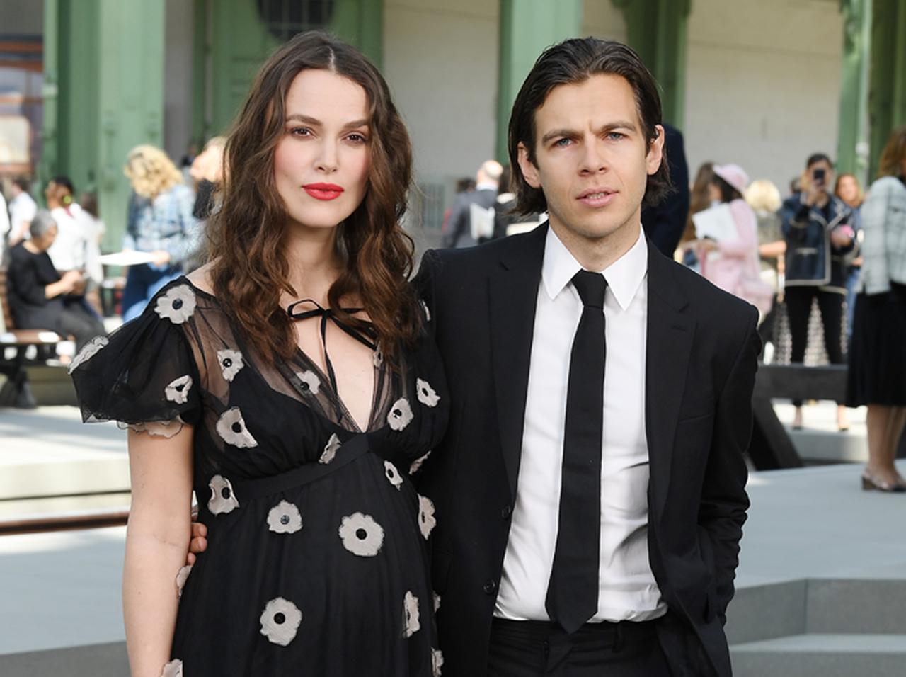 キーラ・ナイトレイが第2子妊娠!シャネルのパーティにふっくらお腹で登場