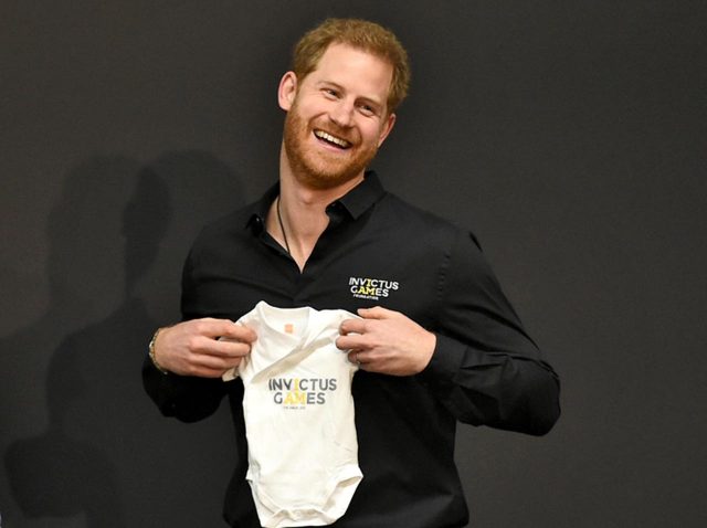 ヘンリー王子、長男「アーチー」誕生後初の出張ですっかり“パパの顔”