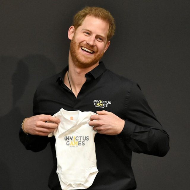 ヘンリー王子、長男「アーチー」誕生後初の出張ですっかり“パパの顔”