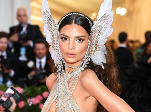 エミリー・ラタコウスキー、大胆ドレスで周囲もハラハラ【メットガラ2019】