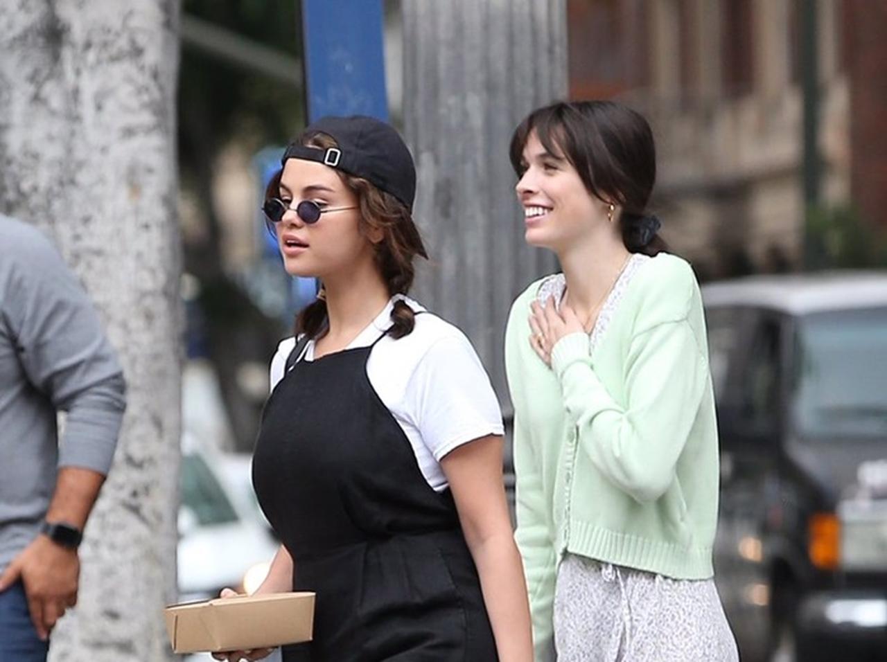 セレーナ・ゴメス、“アノ女優”をお手本にした「90年代風ファッション」が可愛すぎ