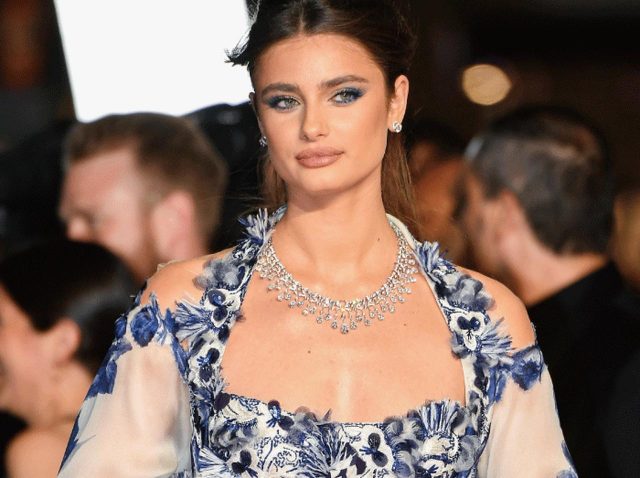 テイラー・ヒルが、ショーメの55.37カラットのダイヤモンドのジュエリーでカンヌ映画祭に