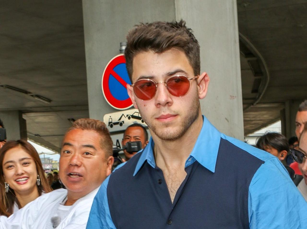 パパラッチ出川、ニック・ジョナスとのセルフィーを試みる【写真あり】