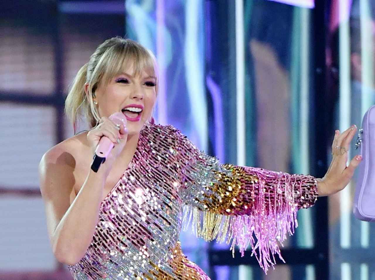 テイラー・スウィフト、脚の「ムダ毛処理」をめぐるカミングアウトに衝撃走る