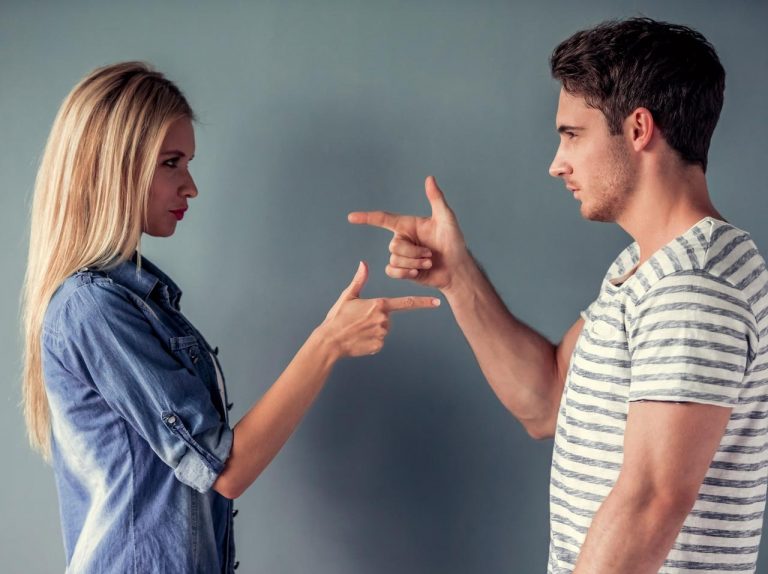 銃を使った「プレイ」をしていたカップル、彼氏が彼女を誤って射殺