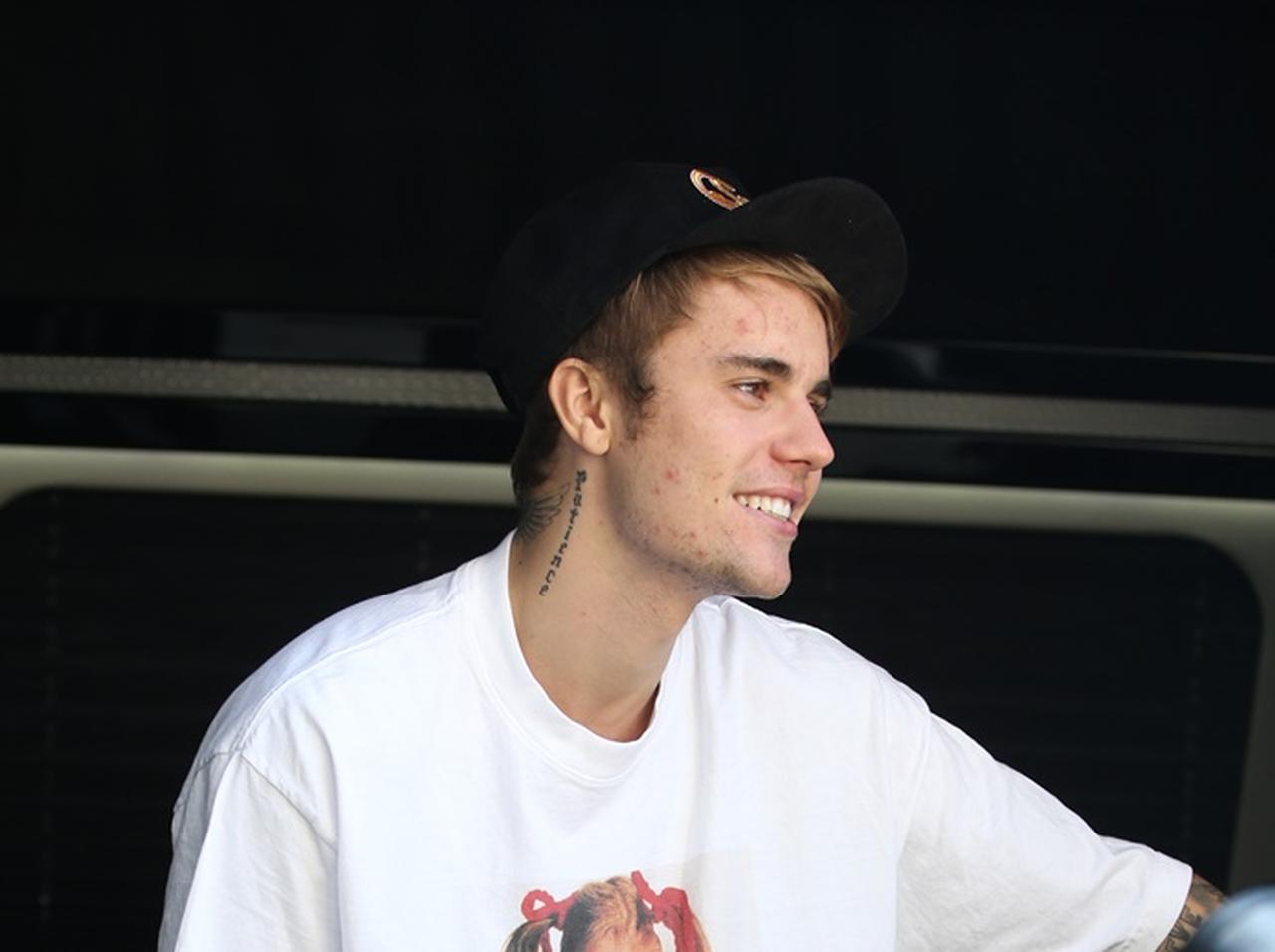 ジャスティン・ビーバー、「ドリュー・バリモアのTシャツ」を着て外出