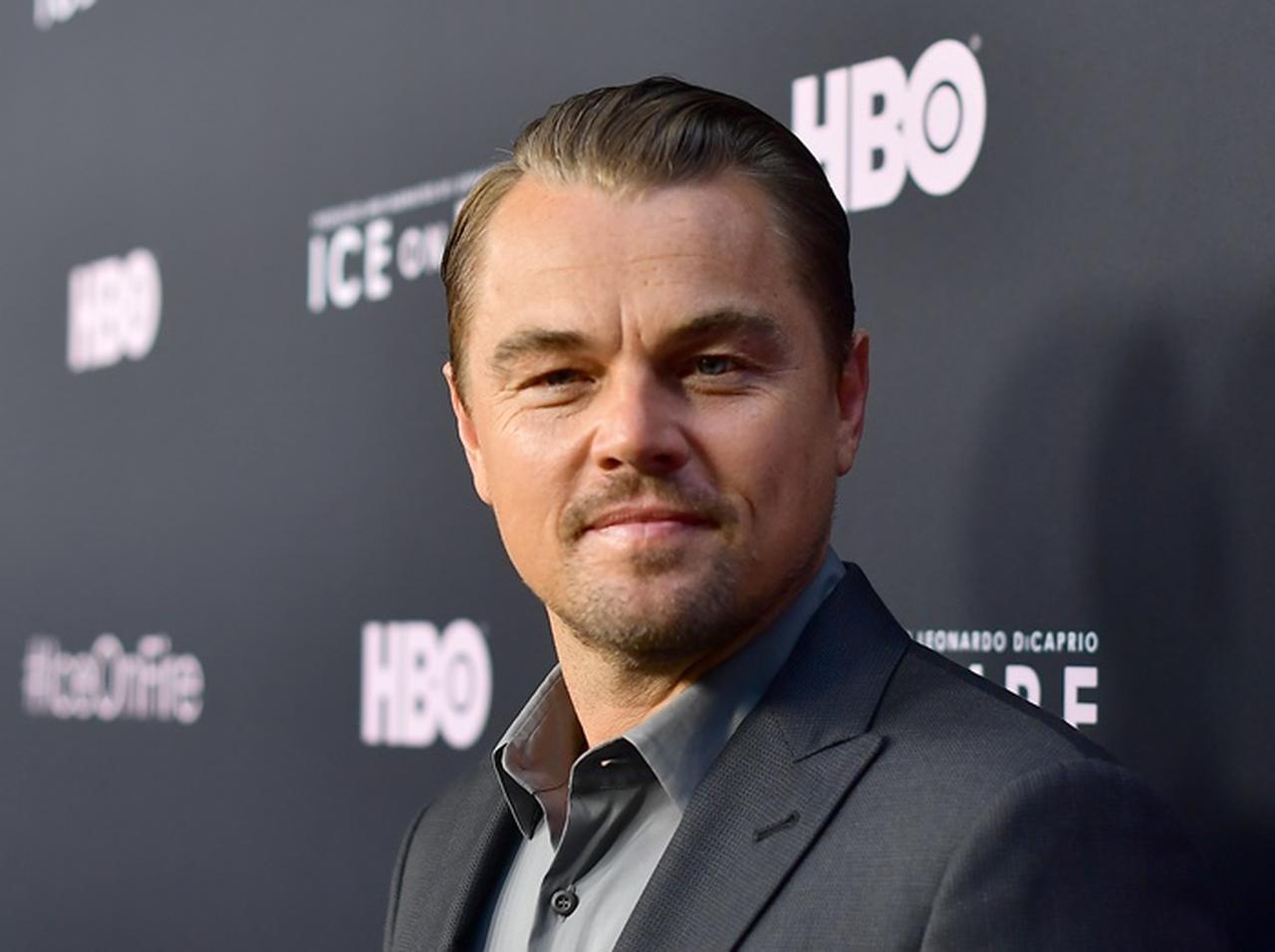 レオナルド・ディカプリオ、トスに失敗してボールが顔面に直撃した瞬間が激写される