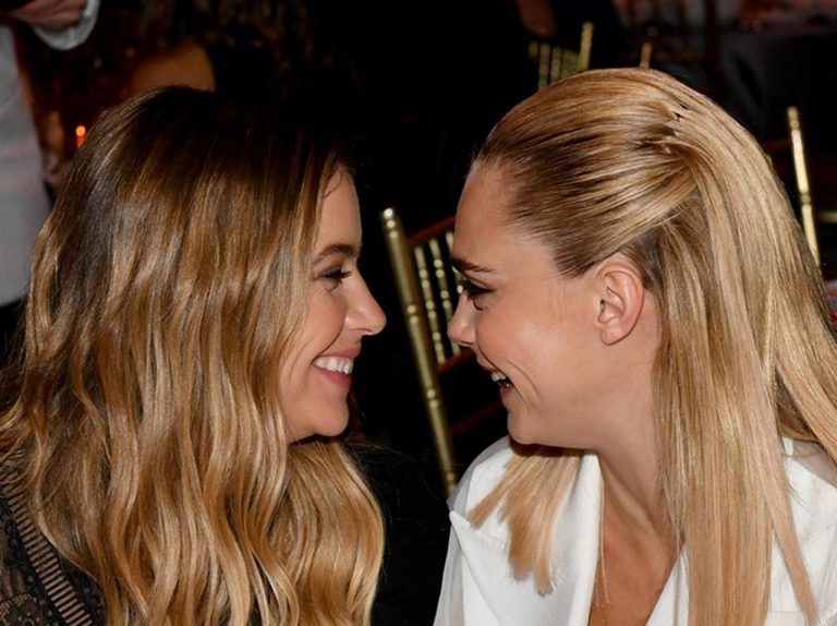 カーラ・デルヴィーニュ、アシュレイ・ベンソンとのキス動画で交際宣言した理由