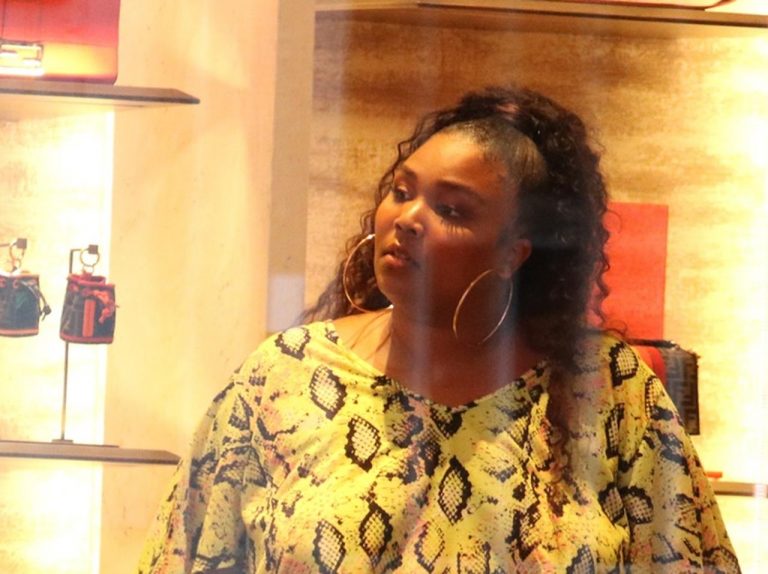愛されラッパーLizzo、高級ブランドでのお買い物も好感度アップ【写真アリ】