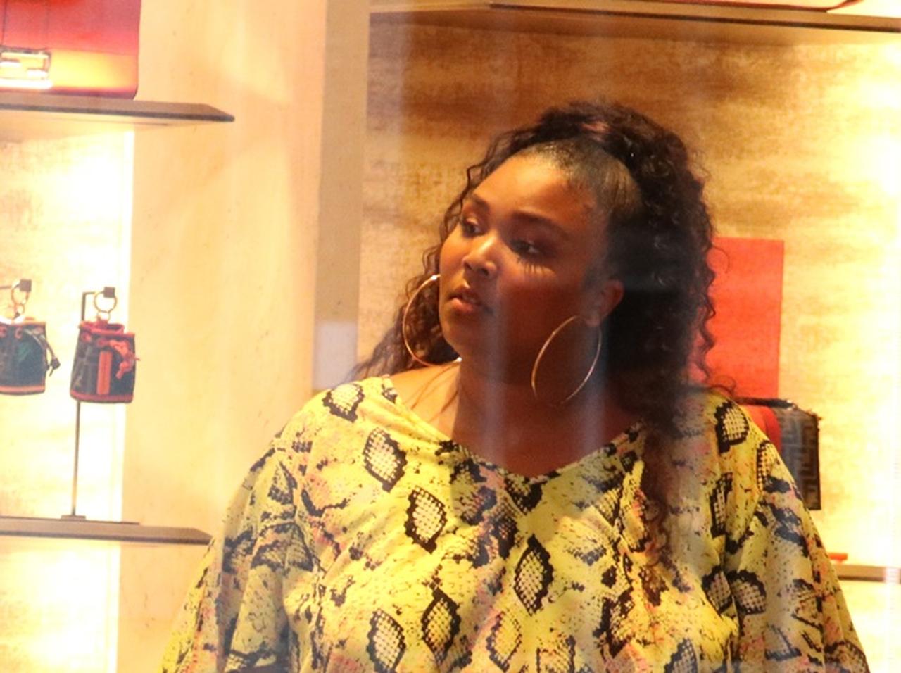 愛されラッパーLizzo、高級ブランドでのお買い物も好感度アップ【写真アリ】