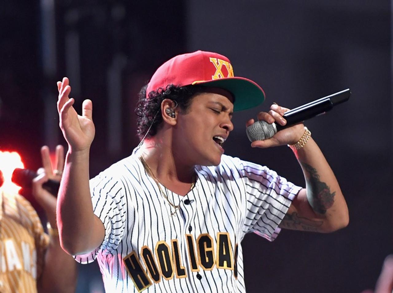 ブルーノ・マーズ、長年の恋人の誕生日は体を寄せ合いダンス