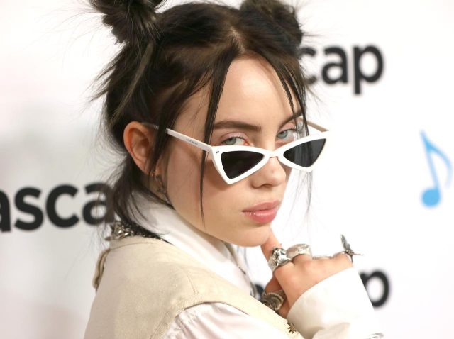 ビリー・アイリッシュ、ファンとサプライズ対面での「仕掛け人姿」が可愛すぎる