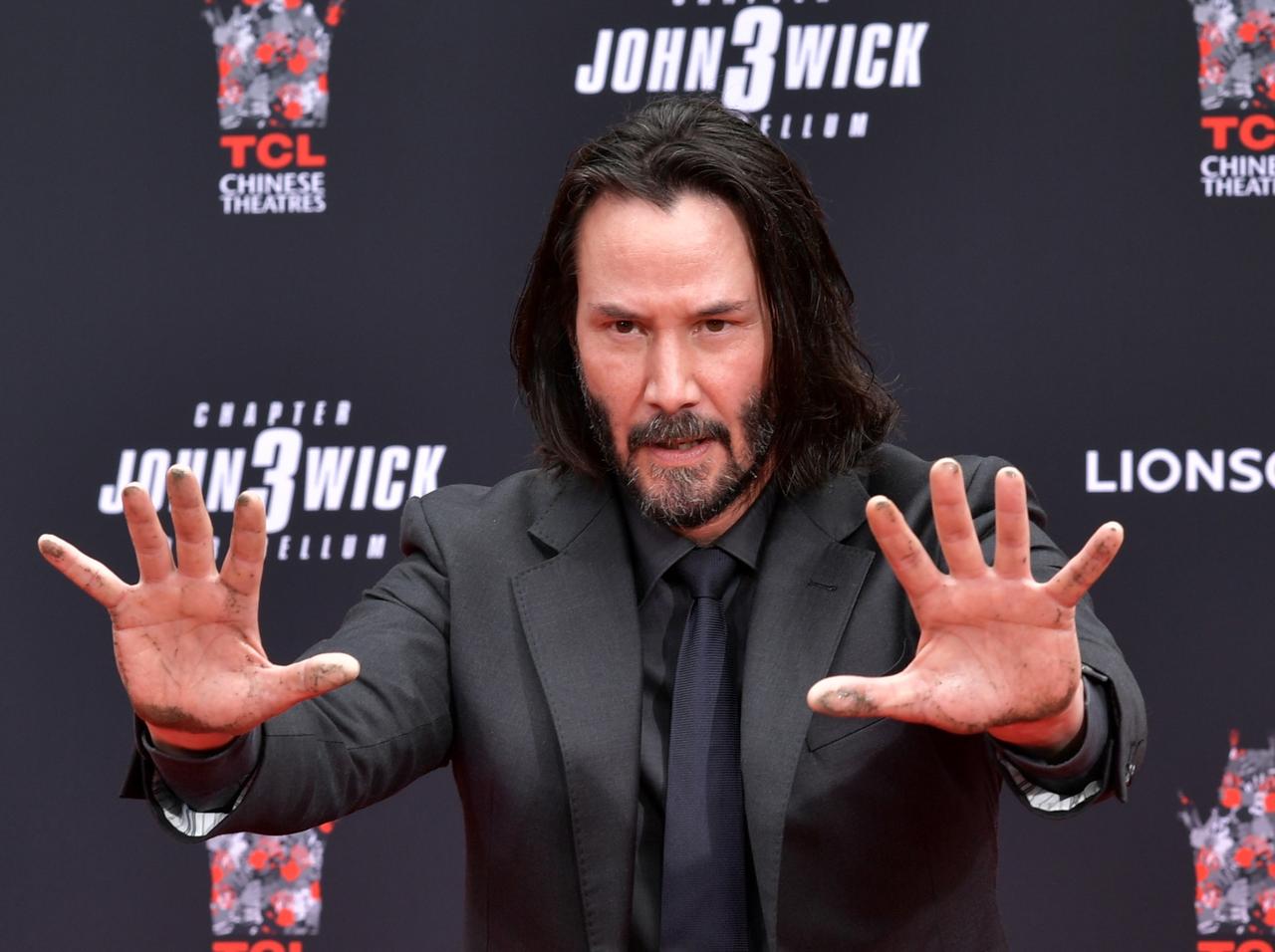 キアヌ・リーブス、女性と写真を撮る時の「ある行動」に称賛の嵐