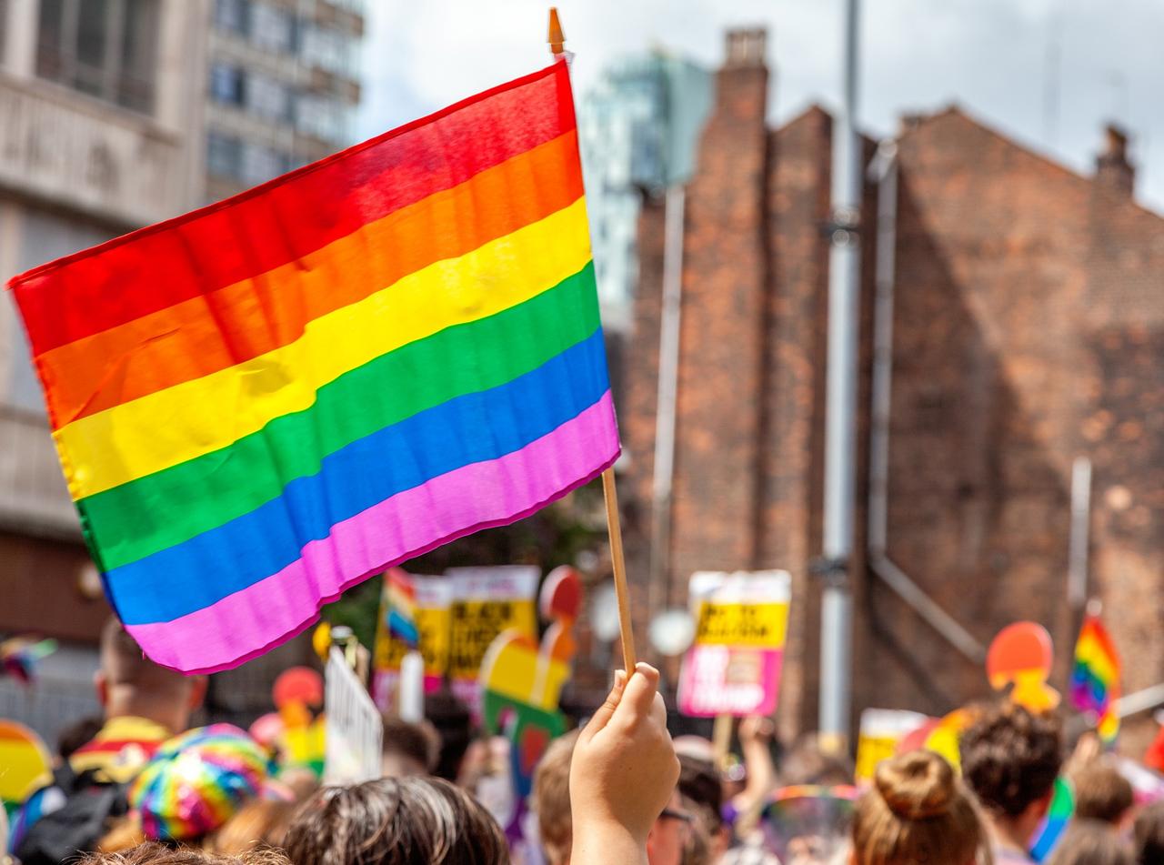 ユーチューバーが町を丸ごと買い上げて町を「ゲイ地獄」と改名した理由