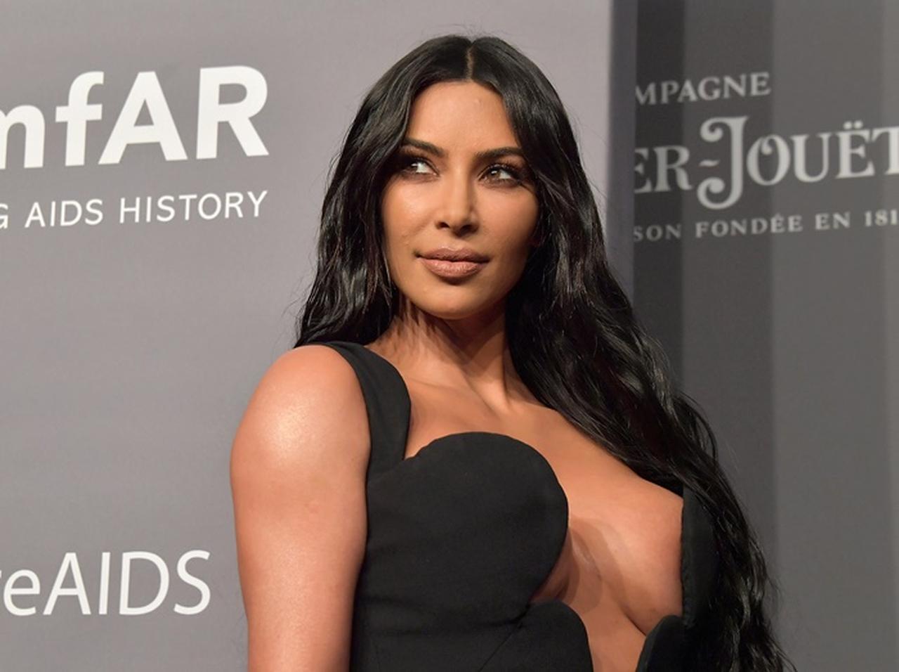 キム・カーダシアン、皮膚の病気「乾癬」を新作コスメでカバー