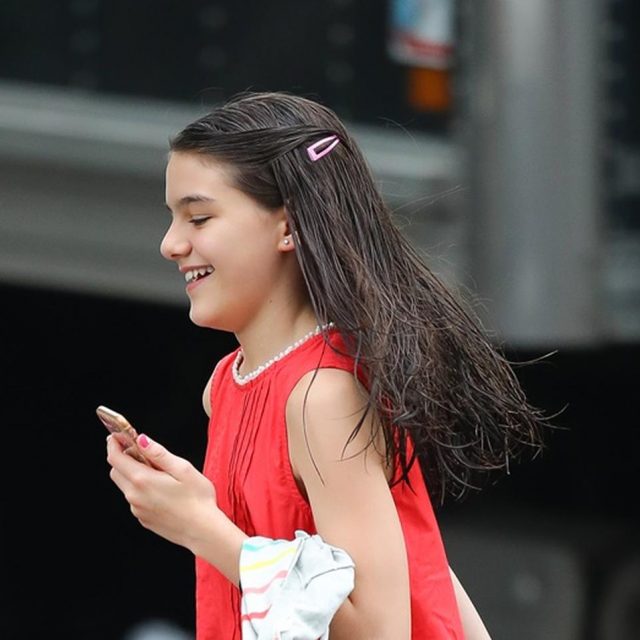 トム・クルーズ娘スリちゃん、雨が降ったら傘はささずにこうする【写真アリ】