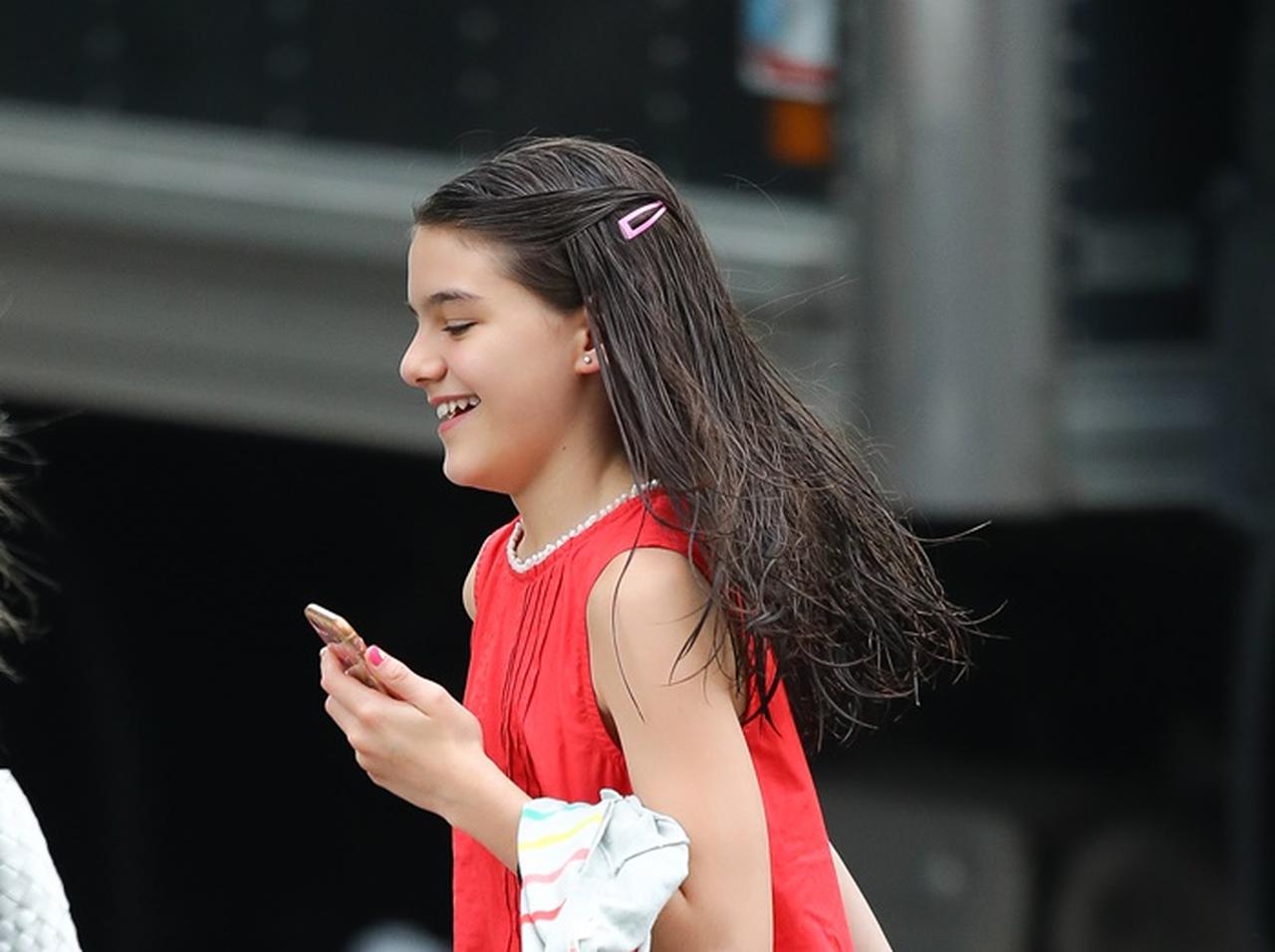 トム・クルーズ娘スリちゃん、雨が降ったら傘はささずにこうする【写真アリ】