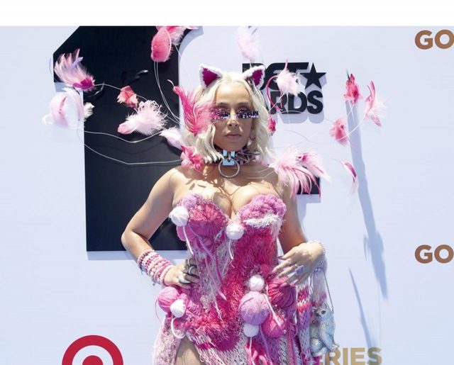 新進気鋭の女性ラッパー、「ネコ全開」の衣装でBETアワードへ