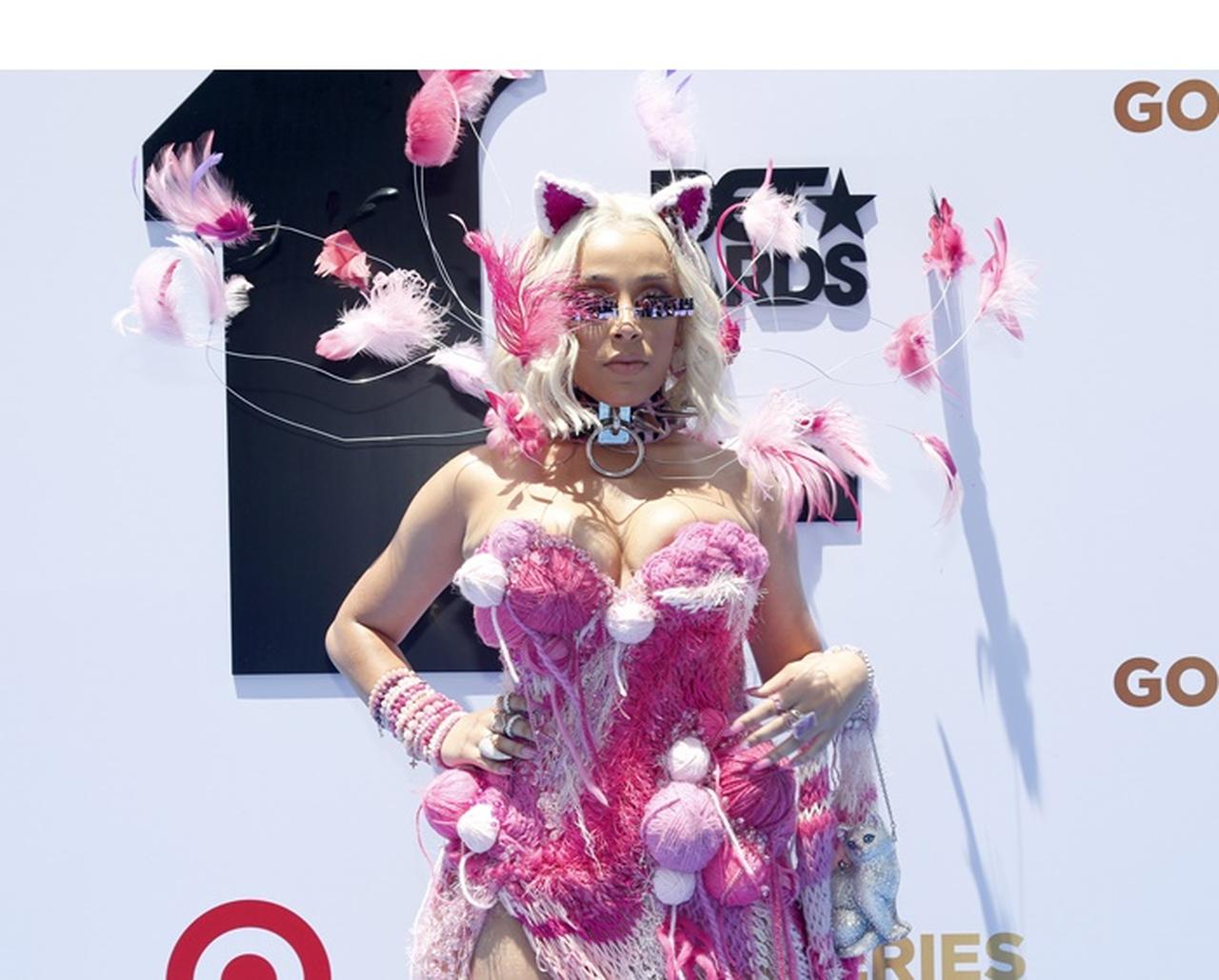 新進気鋭の女性ラッパー、「ネコ全開」の衣装でBETアワードへ