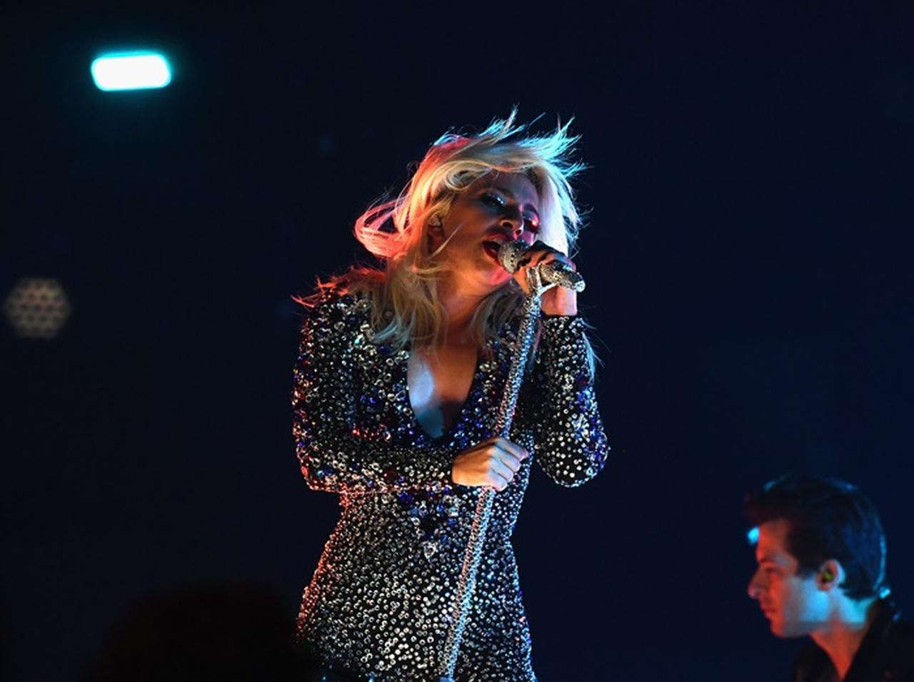 レディー・ガガ、常設公演で危機一髪のハプニングが発生するもプロ根性を見せる