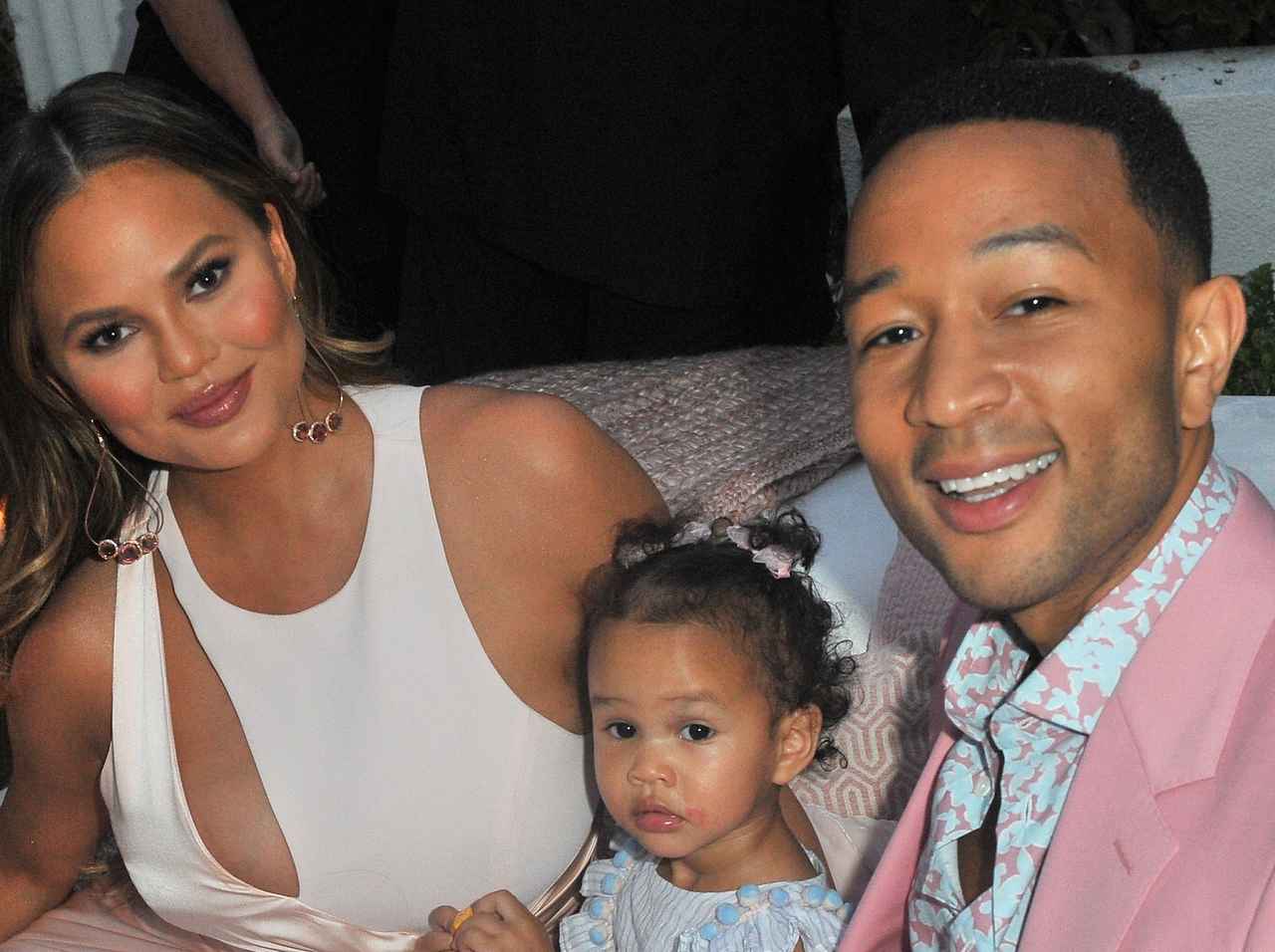 「父親もおむつ替えをするべき」パンパースが米歌手と5000台のおむつ交換台を男子トイレに設置