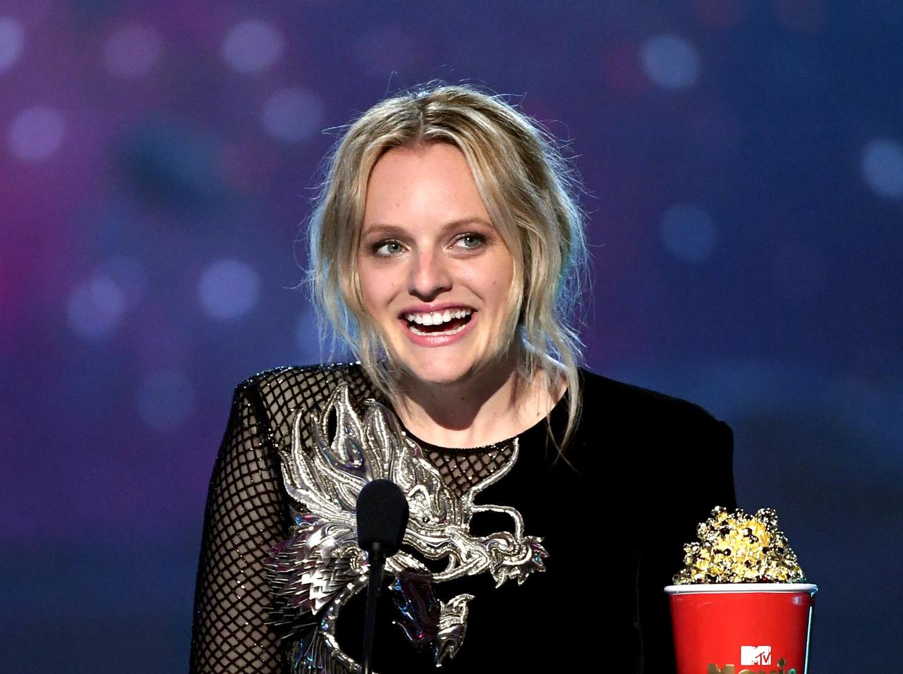 『ハンドメイズ・テイル』エリザベス・モス、「名セリフ」をスピーチに引用し大歓声【MTV Movie & TV Awards】