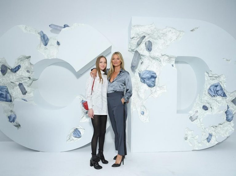 ケイト・モス、16歳の美人娘と一緒にディオールのファッションショーへ