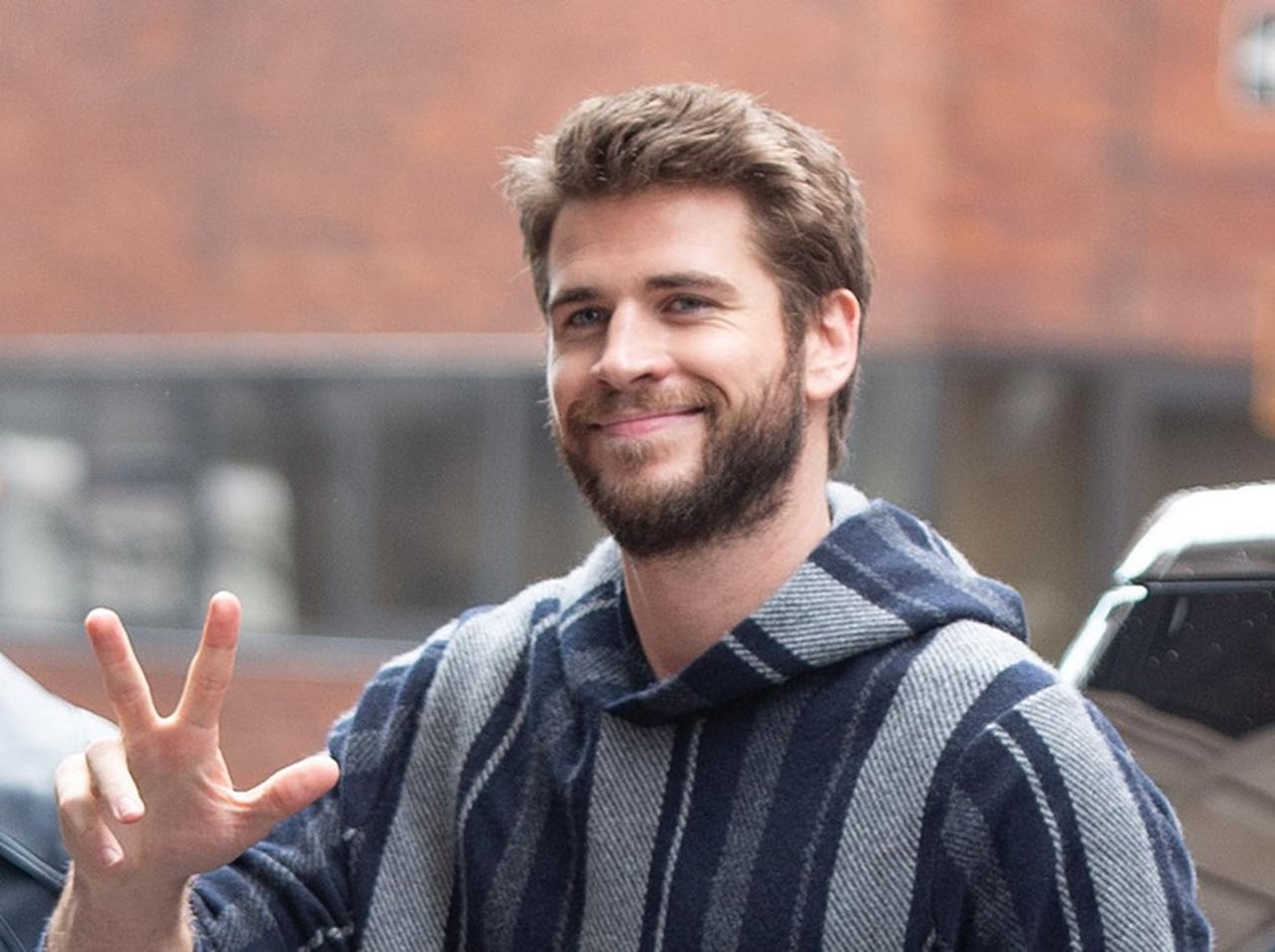 リアム・ヘムズワース、「ファミリーマート」のフーディを着用と思いきや…