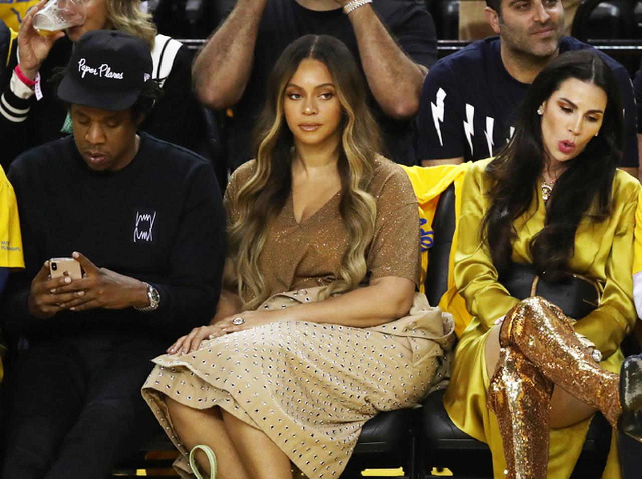 ビヨンセ、デート中に夫に話しかけてきた女性に「ムッ」とする様子が激撮