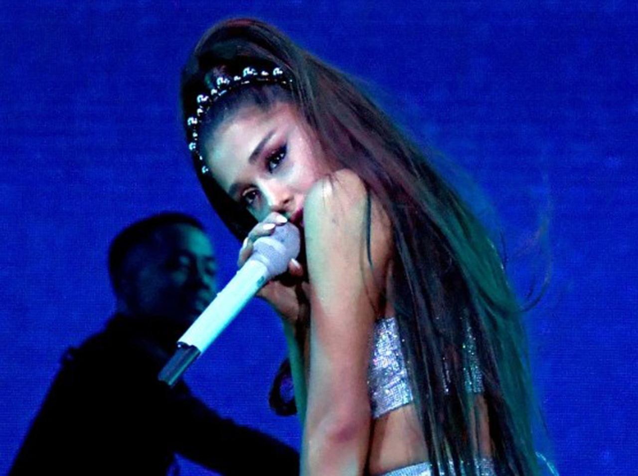 アリアナ・グランデ、「元恋人」の故郷での公演中に涙で声を詰まらせる