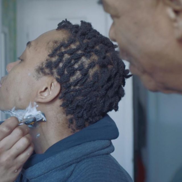 トランスジェンダーの男性に、父親が「ヒゲ」の剃り方を教える動画に涙が溢れる