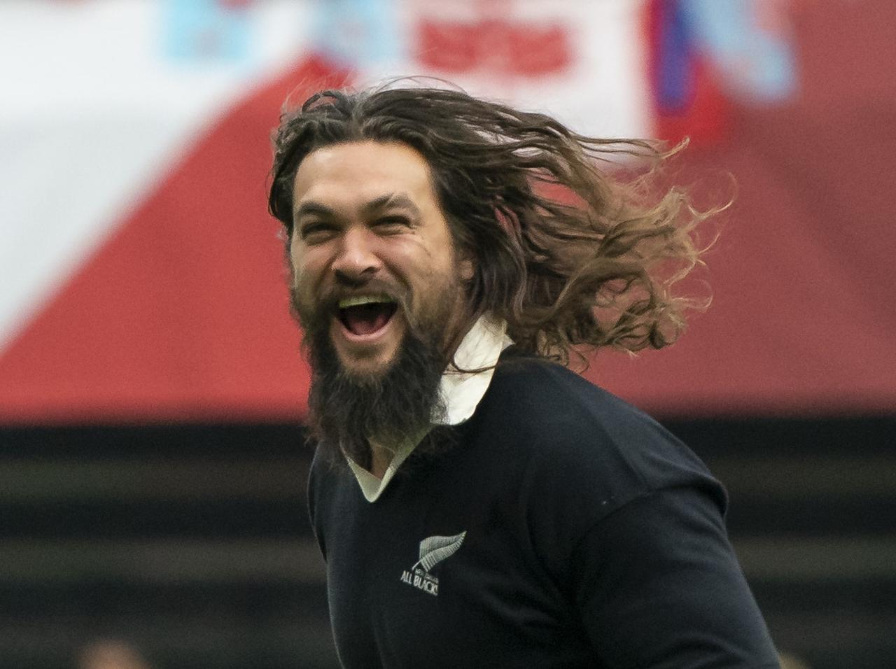 『アクアマン』ジェイソン・モモア、「地球のため」に斧を投げまくる