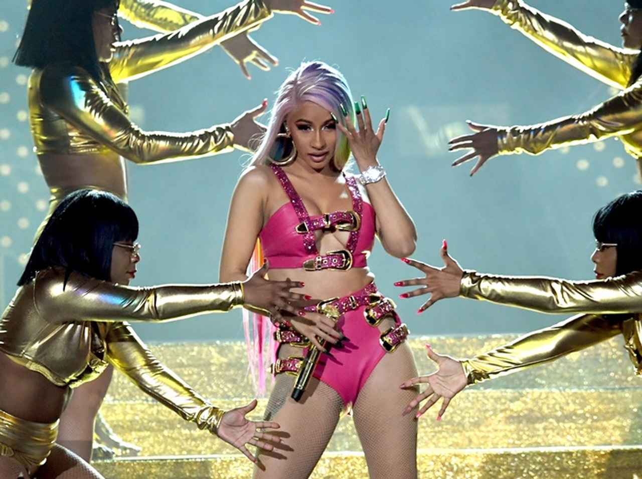 カーディ・B、ストリッパー役で出演する映画『Hustlers』のビジュアルが強烈