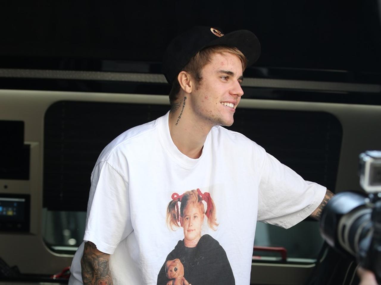 ジャスティン・ビーバー、ドリュー・バリモアと「コラボTシャツ」を発売