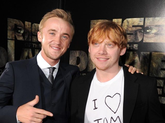 『ハリー・ポッター』マルフォイとロンが再会！「ユニバ」の恐竜にビビる