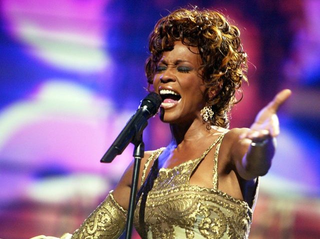 ホイットニー・ヒューストン、30年前東京で初披露の名曲をトロピカル王子カイゴが蘇らせる