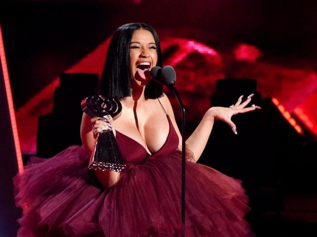 カーディ・B、夫オフセットの「アソコ」に“緊急招集”をかける