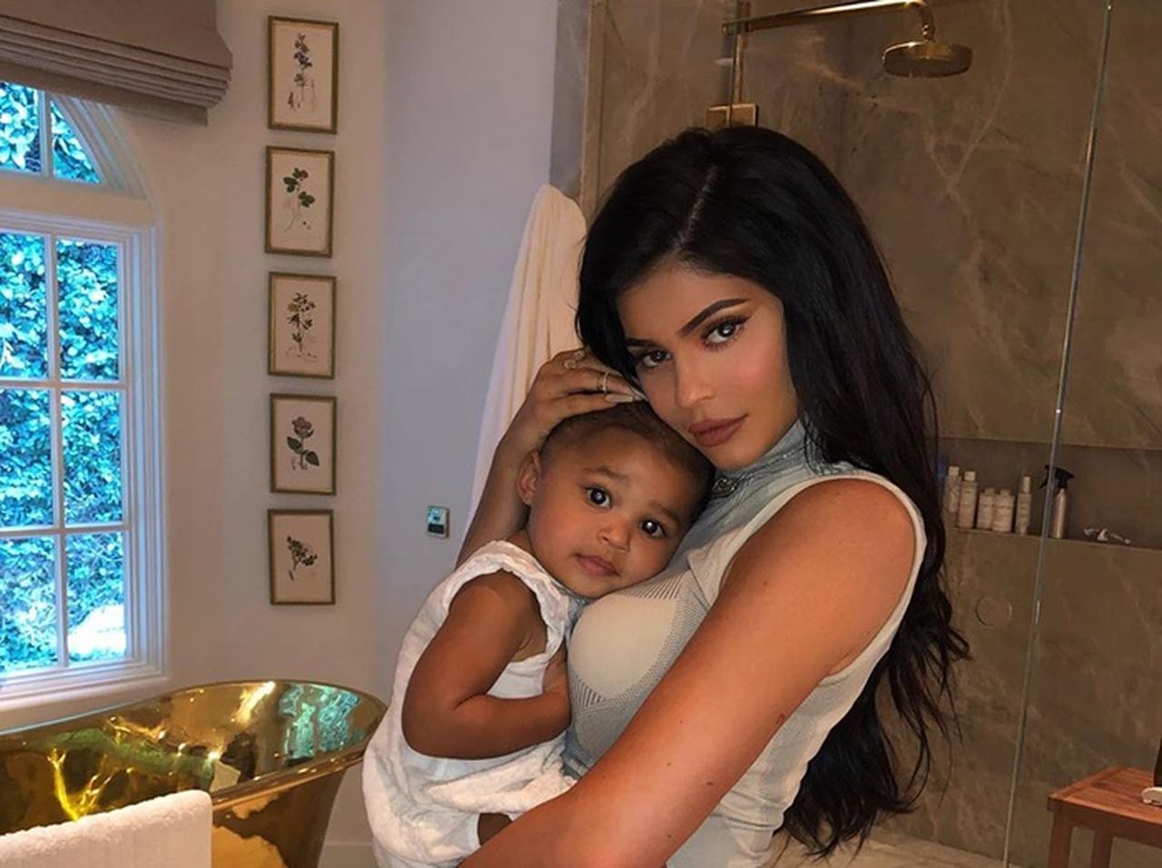 カイリー・ジェンナー娘のスニーカーに、スニーカーヘッズが羨望の眼差し